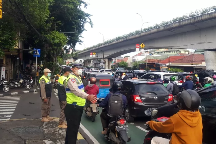 Ilustrasi - Polisi Lalu Lintas sedang mengatur kelancaran jalan raya. (@TMCPoldaMetro)
