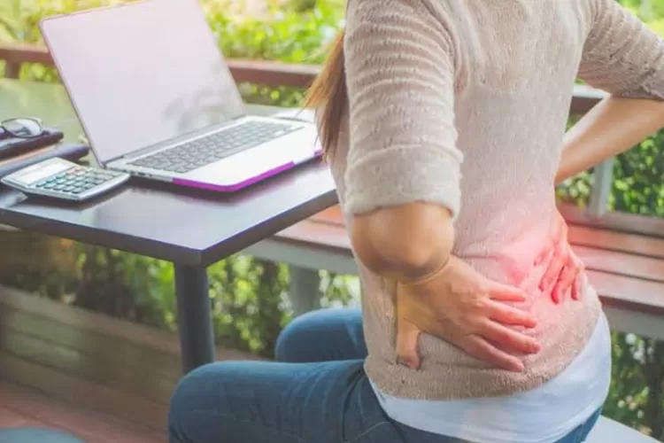 Ilustrasi duduk terlalu lama bisa sebabkan sakit pinggang. (Foto: Spukkato) (Beritabulukumba.com)