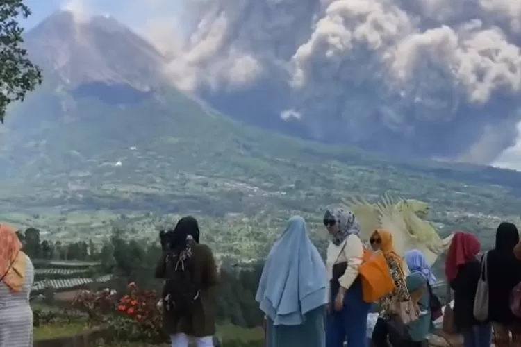 Fenomena erupsi Gunung Merapi tak hentikan minat pengunjung wisata di Magelang. (Instagram./@memomedsos)
