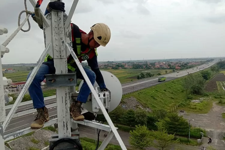 Teknisi XL Axiata melakukan pemeliharaan perangkat Base Transceiver Station di Terlangu Wetan, Brebes, Jawa Tengah.  (dok XL Axiata.)