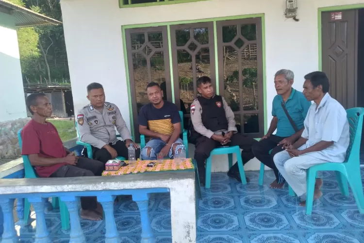Kapolsek Sasitamean bersama tokoh masyarakat Babotin Selatan mediasi penyegelan kantor Desa ( Batastimor.com )