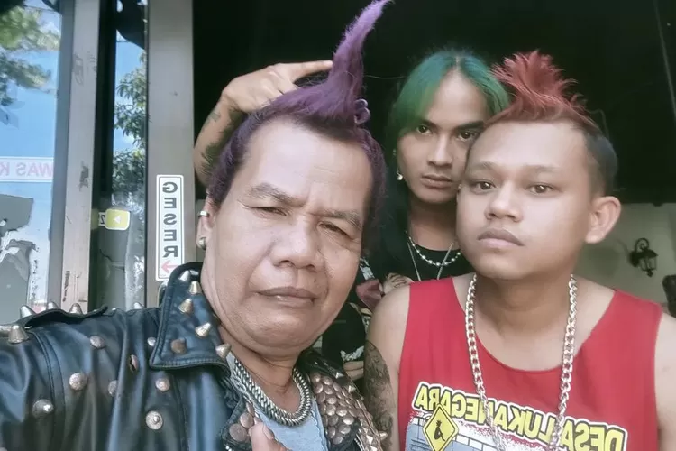Udin Nganga atau Zulfikar Baharudin jadi punk dalam Para Pencari Tuhan Jilid 16 (Instagram./udinnga2)