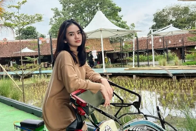 Sosok Janis Aneira bintang Para Pencari Tuhan Jilid 16 yang punyai bisnis di Bandung. (Instagram./@janisaneira)