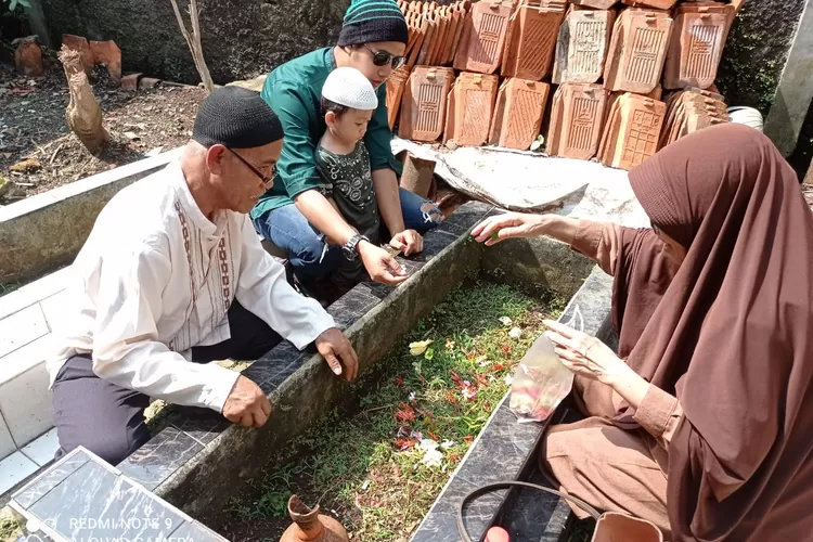 Sudah Ramai Dikunjungi, Intip Tradisi Nyekar Menjelang Ramadan - RBG.id