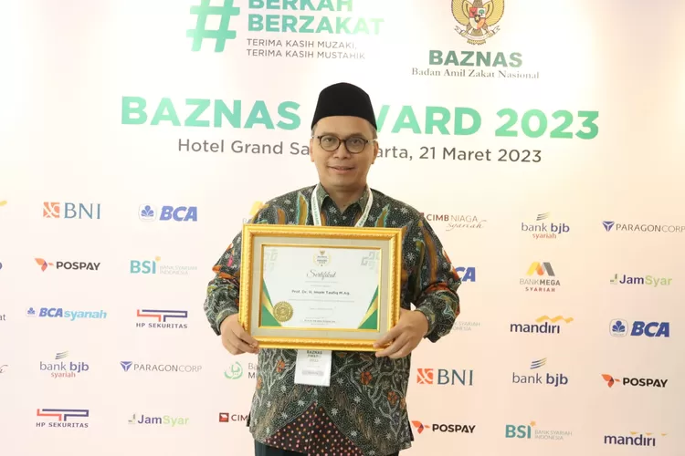 Rektor UIN Walisongo Semarang Prof Dr Imam Taufiq terima penghargaan dari Baznas. (UIN Walisongo)