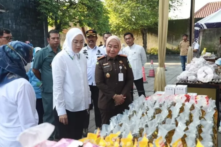 Bupati Purwakarta Anne Ratna Mustika cek langsung Bazar Ramadhan. (Foto: prokompimpurwakarta)