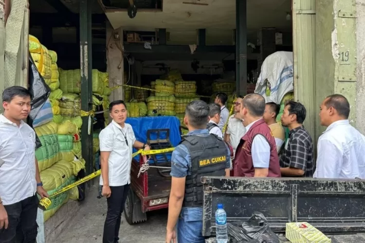 Gudang Penyimpanan Pakaian Impor Bekas Digerebek Polisi Dan Bea Cukai ...