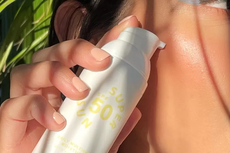 Ilustrasi penggunaan rekomendasi sunscreen pada kulit berminyak (Sunny Skin by Pexels)
