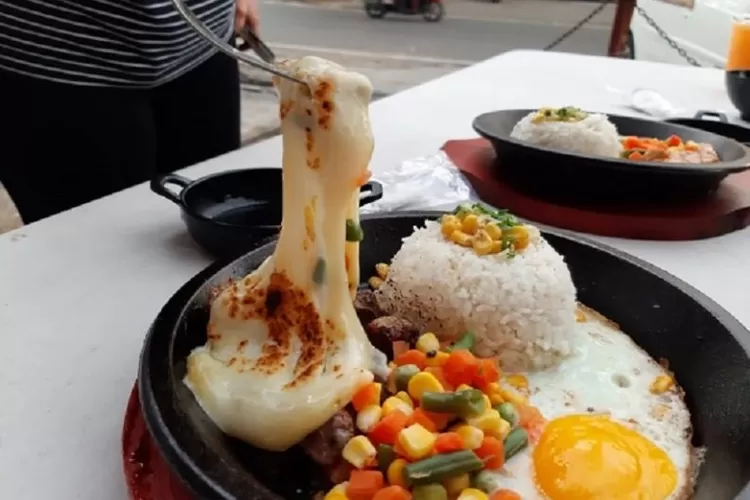 Rekomendasi Tempat Makan Enak Dan Hits Di Bandung Yang Pas Buat Berbuka ...