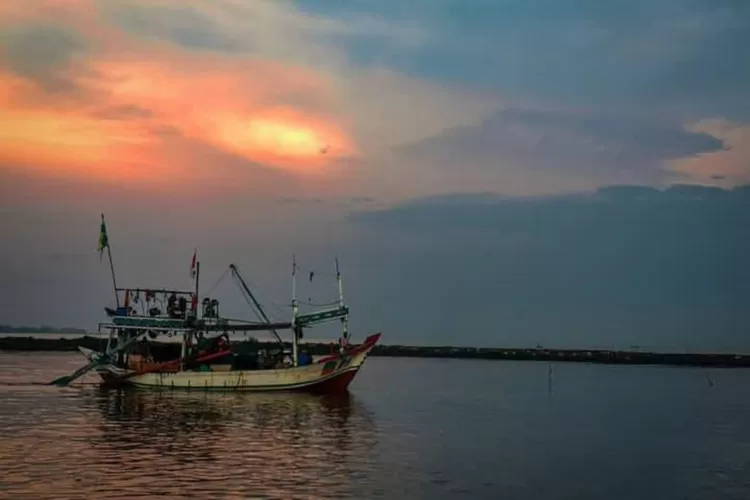 Wisata Pantai Cahaya Kendal Jawa Tengah (Hallo Bogor/IG Jepretankamerahp.jpg)