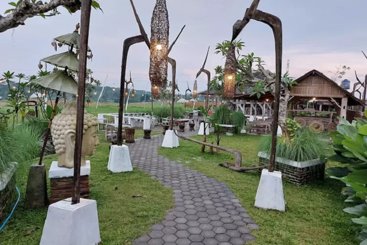 Suasana outdoor Warung Pari Mentes Kendal yang cocok untuk tempat ngabuburit sekaligus nongkrong (Google Local Guide/Tatya H. P.)