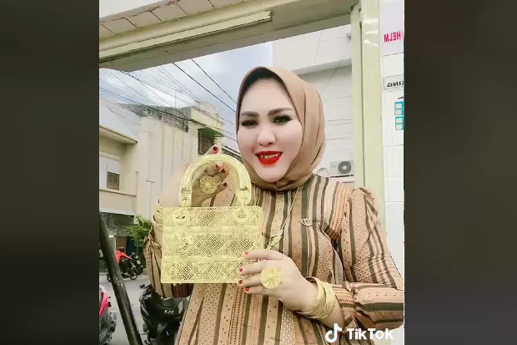 Wanita Di Makassar Viral Usai Beli Tas Emas Seharga Rp553 Juta