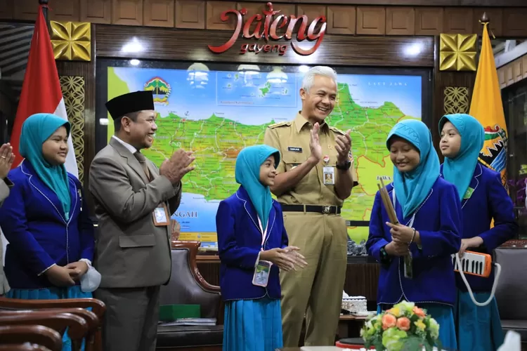 Empat siswi SD Hj Isriati Semarang saat mewawancarai Gubernur Jawa Tengah, Ganjar Pranowo.