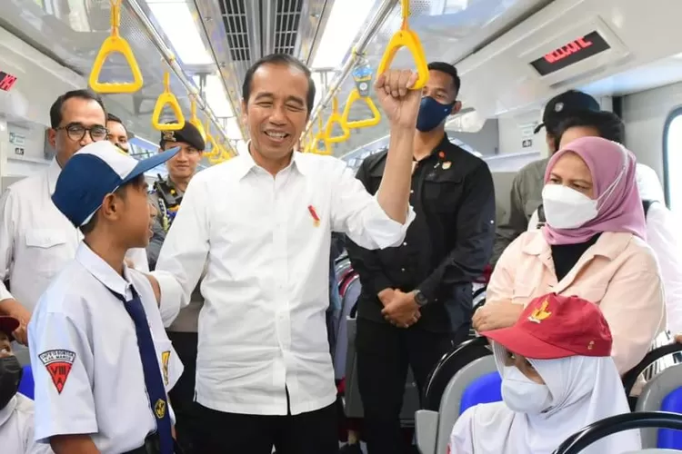 Jajal Kereta Pertama Di Pulau Sulawesi Bersama Presiden Dan Ibu Iriana ...