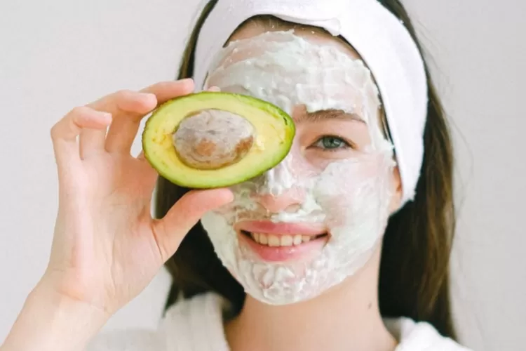 Salah satu tips merawat kulit kering adalah dengan menggunakan masker alpukat (Pexels Anna Shvets)
