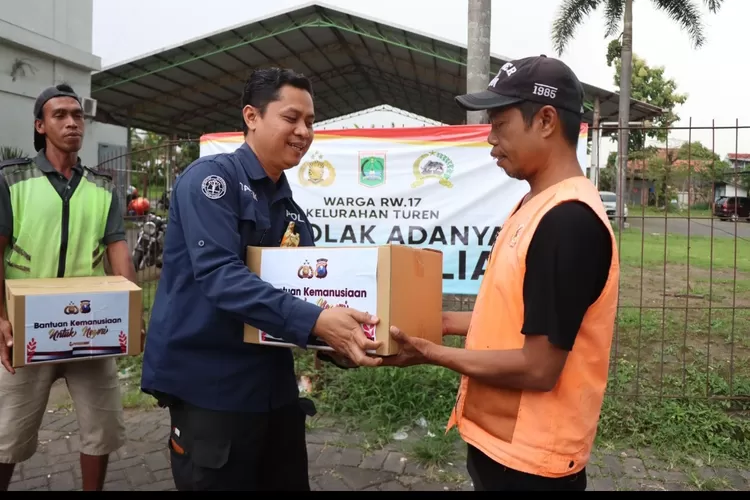 Kapolres Malang melalui Kasi Humas Iptu Taufik memberikan bantuan secara langsung pada masyarakat. (Foto/Doc Polres) 