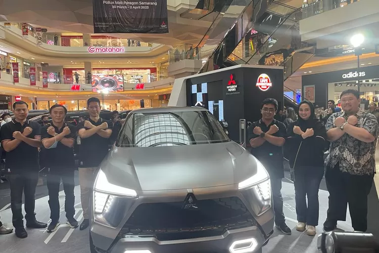 Mitsubishi XFC Concept diperkenalkan ke masyarakat Semarang dalam pameran di Paragon Mall Semarang. (Arri Widiarto)