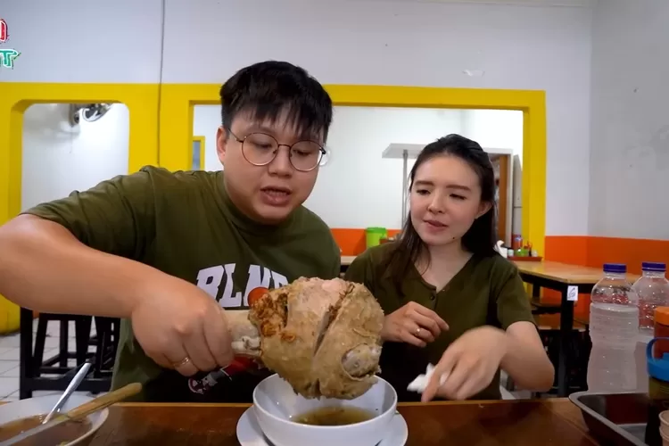 Makan Bakso Lava Dan Bakso Sumsum Jumbo Di Daerah Kemayoran Ken And