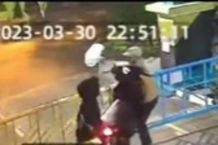 Terekam Cctv Aksi Nekat Maling Angkat Motor Lewati Palang Pintu Kompleks Di Semarang Barat