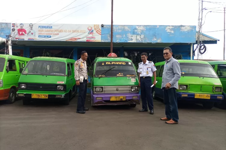Dishub Kota Bogor amankan angkot bodong yang nekat ngaspal tanpa surat-surat dan tak laik jalan. (Dishub Kota Bogor)