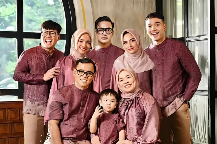 Fuji mengunggah foto keluarga besarnya bersama mendiang Vanessa Angel dan Bibi Ardiansyah. (Sumber: Instagram @fujia_an)