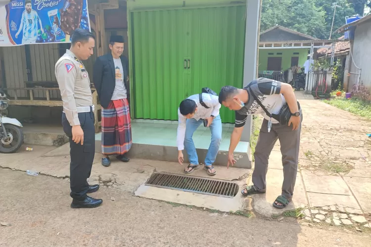 Penyidikan di lokasi pencurian besi penutup got oleh polsek cileungsi.  (Bogor Times)