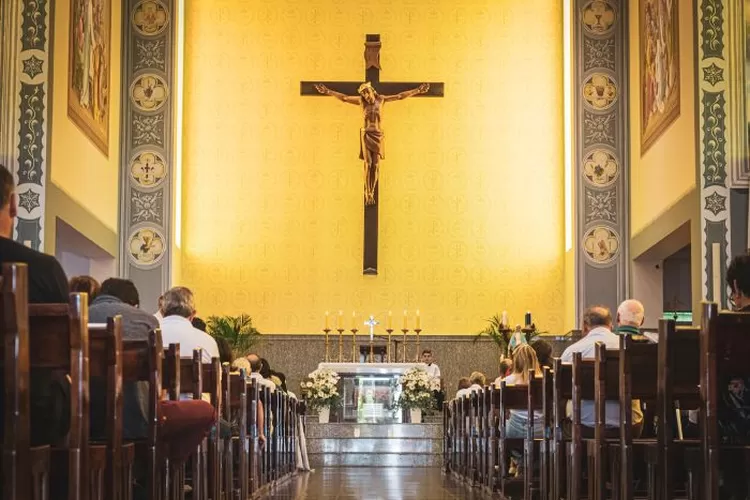 Ilustrasi Misa Natal (Bonsernews.com/Unsplash Mateus Campos Felipe)