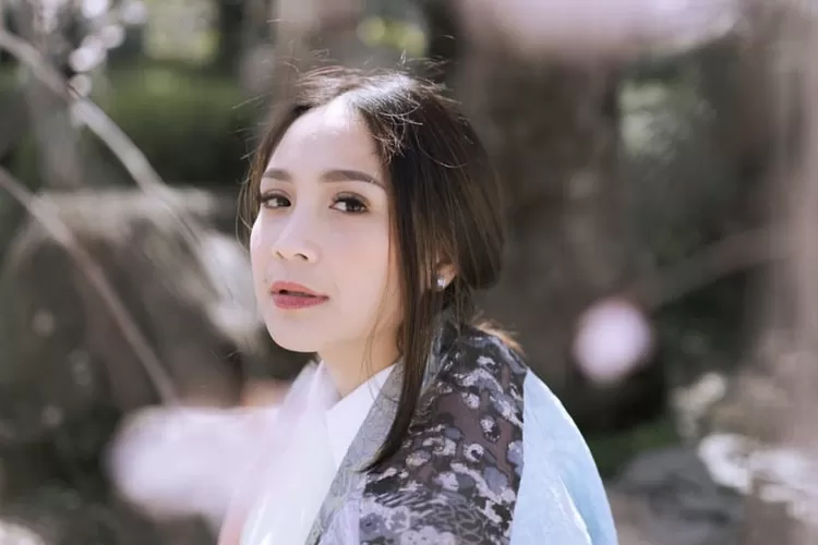 Nagita Slavina kena hujat karena diduga kebiasaan berikan makanan bekas gigitan ke para pekerjanya. (Gorajuara.com/dok: Instagram @raffinagita1717)