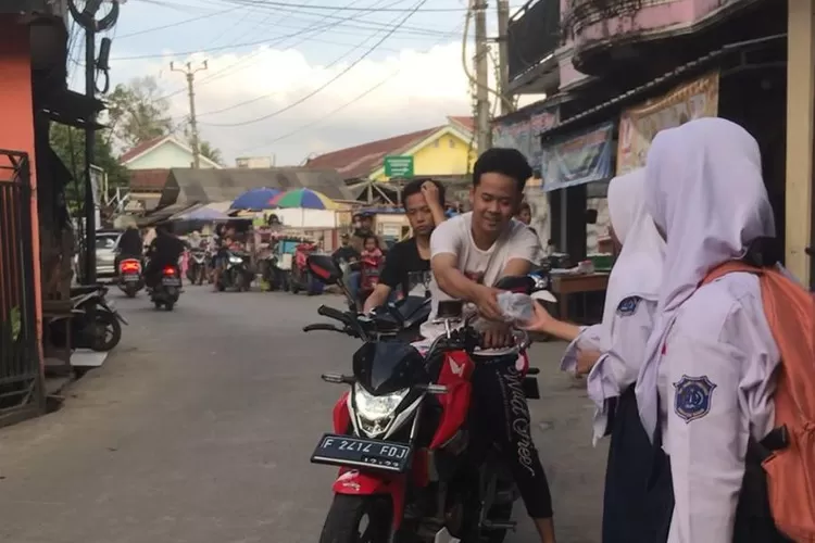 Potret siswi SMP Negri 2 Pamijahan sedang bagi-bagi takjil  (Bogor times/ azis)