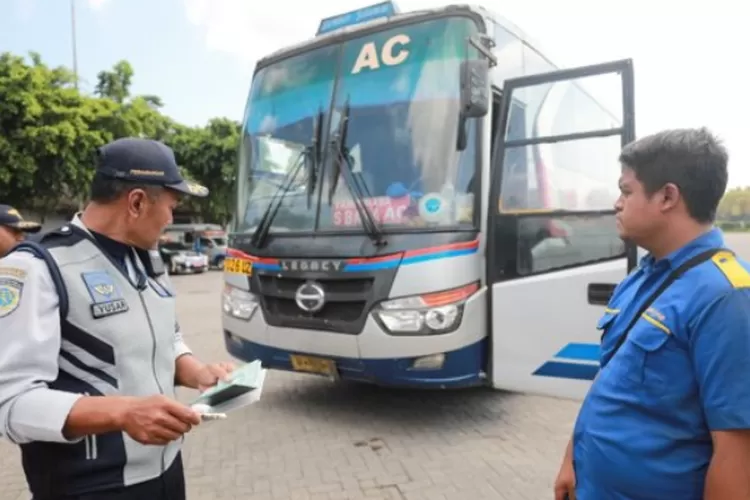 Ilustrasi pengecekan bus sebelum melakukan perjalanan (dok dishub.madiunkota.go.id)