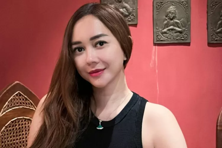 Aura Kasih diisukan menjalin cinta dan nikah siri dengan Ridwan Kamil (Instagram @aurakasih)