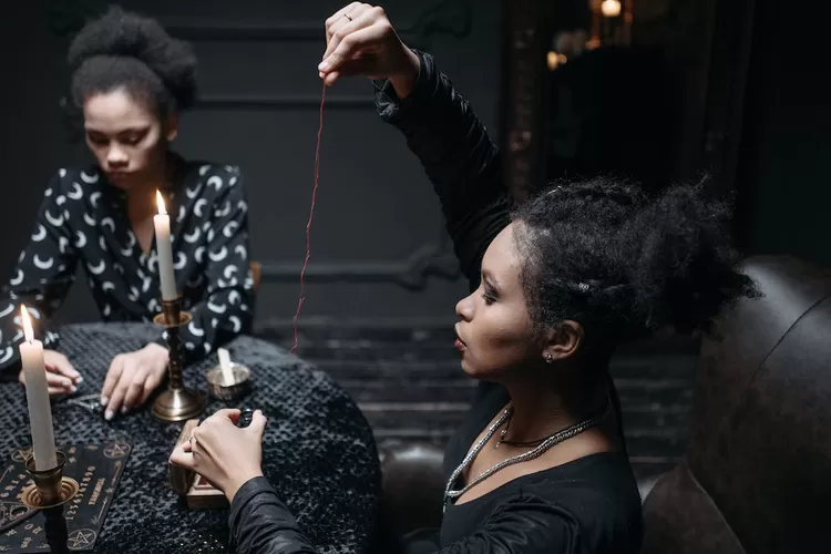 Ini ciri jika anda jadi target tumbal pesugihan dari orang yang iri dengki, salah satunya korban dibuat sakit (Pexels)