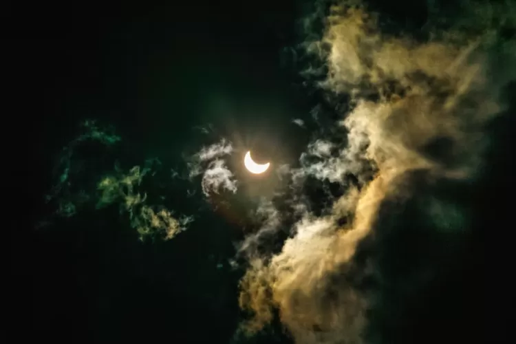Ilustrasi gerhana matahari dengan segala mitos dan legenda yang menyertai (unsplash.com/Casey Clingan)