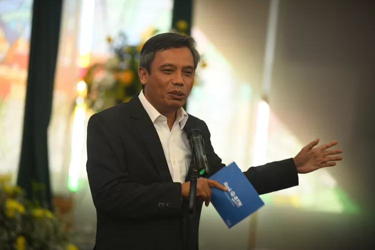 Direktur Utama Bank BTN Nixon LP Napitupulu didampingi Direktur Assets Management Bank BTN Elisabeth Novie Riswanti membagikan paket sembako kepada perwakilan warga sekitar Menara BTN di Jakarta, Senin, 17 April 2023. (Ist)