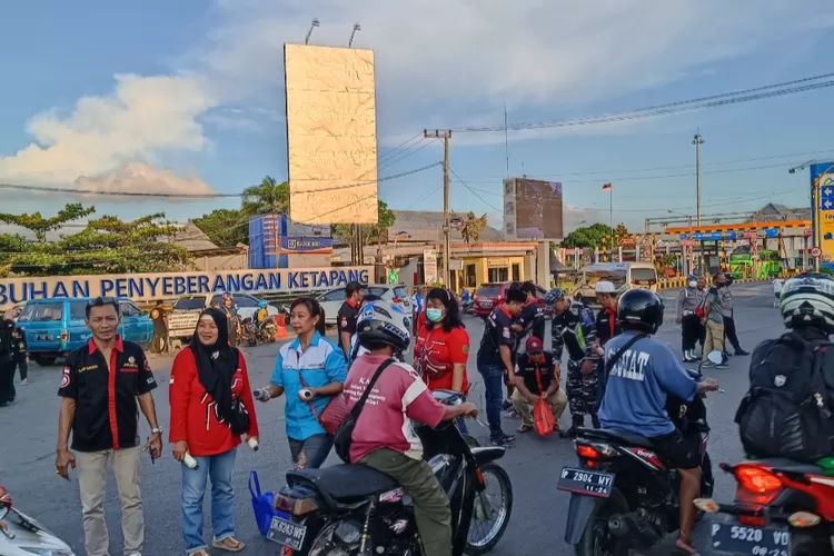 Jelang Buka Puasa, Sopir Truk Blokade Pelabuhan Ketapang Banyuwangi ...