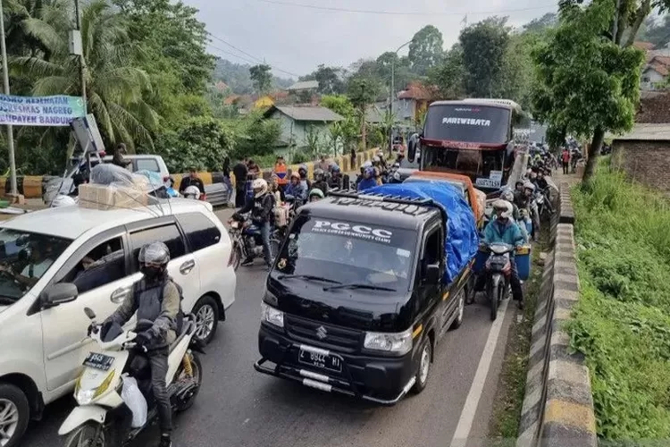 Situasi lalu lintas padat merayap di Jalur Nagreg, Kabupaten Bandung, Jawa Barat, Kamis (ANTARA/Bagus Ahmad Rizaldi)