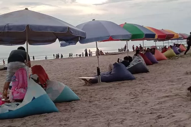 Pantai kedu Kalianda, Lampung Selatan, terlihat ramai dikujungi wisatawan baik lokal maupun regional yang merupakan wisatawan dari luar Lampung Selatan. (CC Lampngekspose.com)
