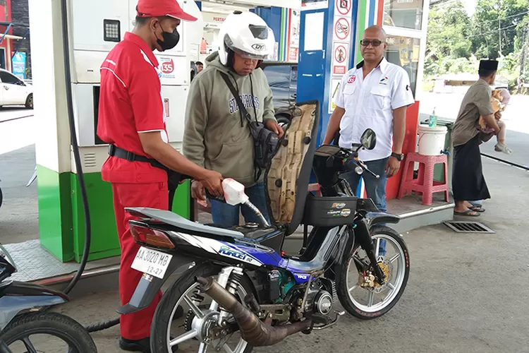 Ilustrasi. Petugas SPBU Tanduk Boyiolali melayani pelanggan yang sebagian merupakan pemudik.  (Mulyawan)