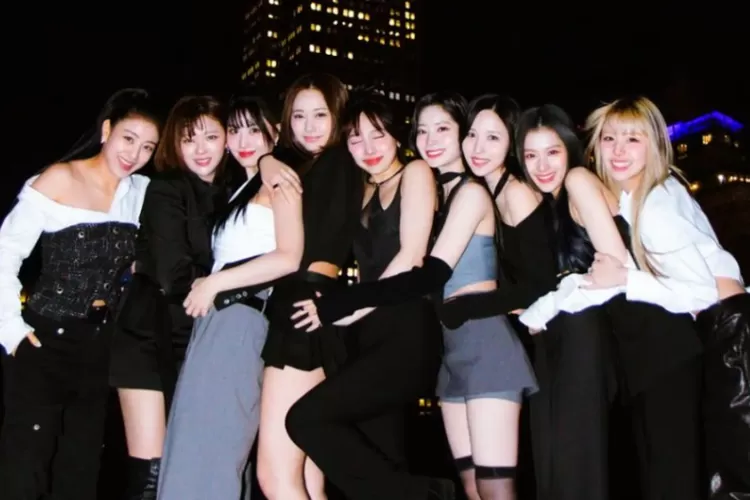 Sold Out! TWICE Jadi Girl Group K-pop Pertama yang Akan Konser di
