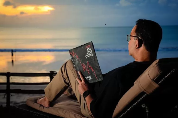 Anies Baswedan Posting Foto Pegang Buku ‘Big Debt Crises’ Nikmati ...