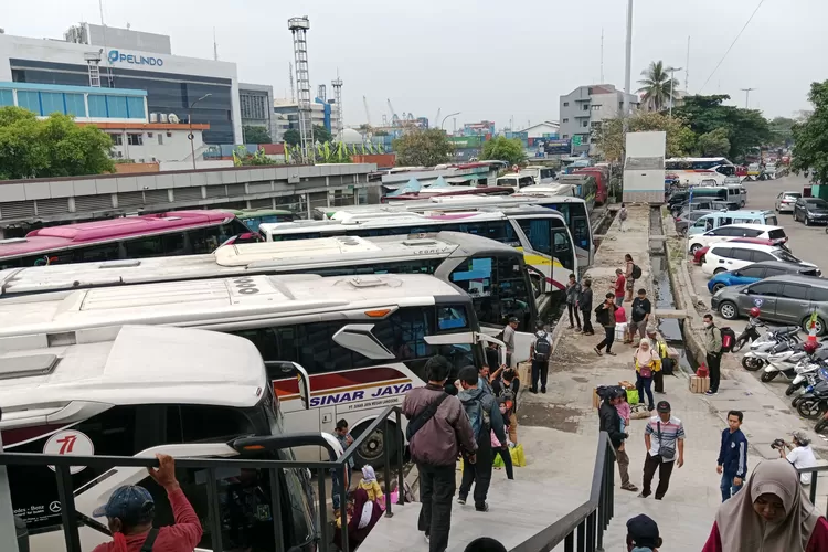 Kepala Terminal Bus Tanjung Priok menghimbau pemudik arus balik untuk berhenti di terminal demi terjaminnya keamanan saat tiba pada dini hari. (RRI)