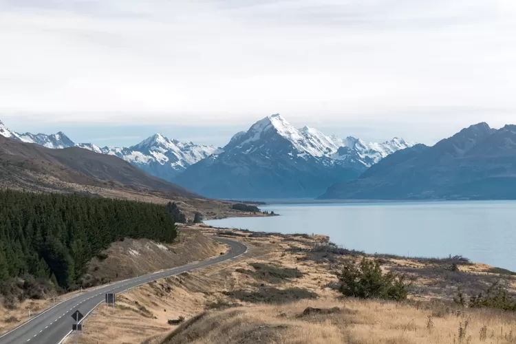 Ilustrasi liburan dengan pemandangan pegunungan di New Zealand (Tyler Lastovich by Pexels)