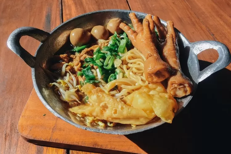 Sudah Tahu Mie Ayam Disajikan Di Atas Wajan Ini 7 Warung Mie Ayam