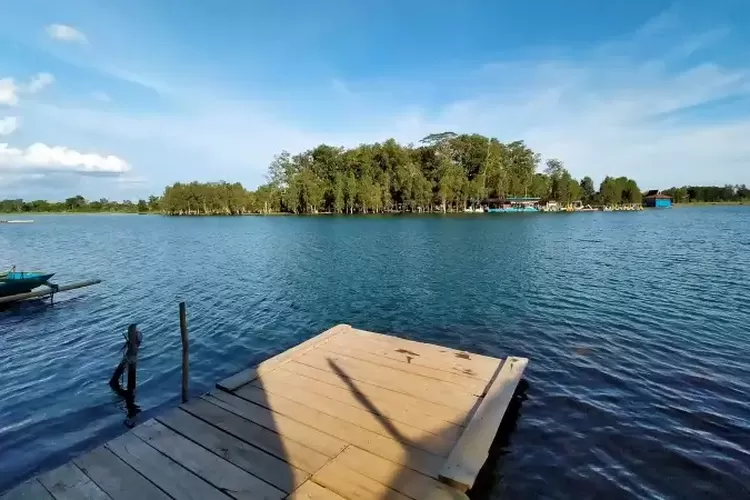 Wisata Danau Seran di Banjar Baru, Keindahan Alam dengan Udaranya yang Segar dan Hamparan Pemandangan Hijau.