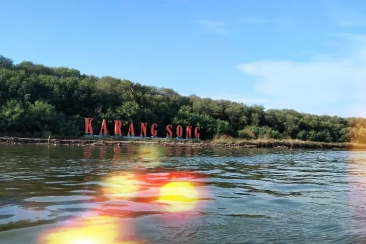 Pantai Karangsong sebagai salah satu wisata pantai di Indramayu. (Ayocirebon.com/Erika Lia L)