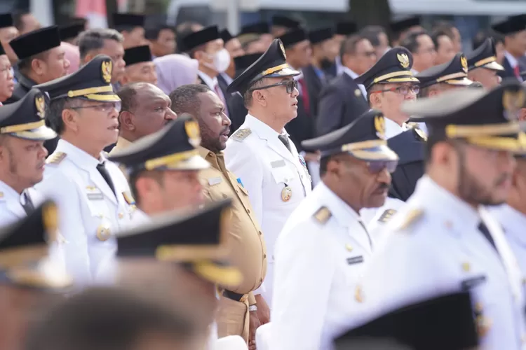 Ilustrasi  Pemberian tanda kehormatan Satyalancana Karya Bhakti Praja Nugraha  pada hari Otonomi Daerah ke-28 (Foto: Dok Diskominfo)