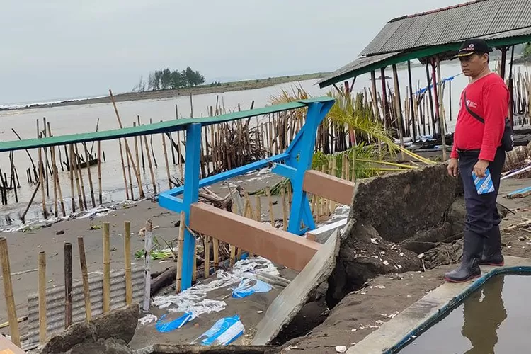 Arsip foto - Petugas BPBD Kabupaten Cilacap memantau kerusakan warung dan fasilitas umum di Pantai Sodong, Desa Karangbenda, Kecamatan Adipala, akibat banjir pesisir disertai gelombang tinggi yang terjadi pada Sabtu (24/12/2022) malam.  (ANTARA/HO-BPBD Cilacap )