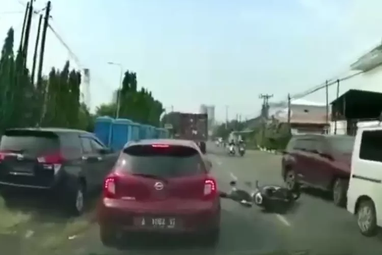 Pelajar SMP Cilegon Tewas Terlindas Trailer, Dashcam Pengendara Di ...