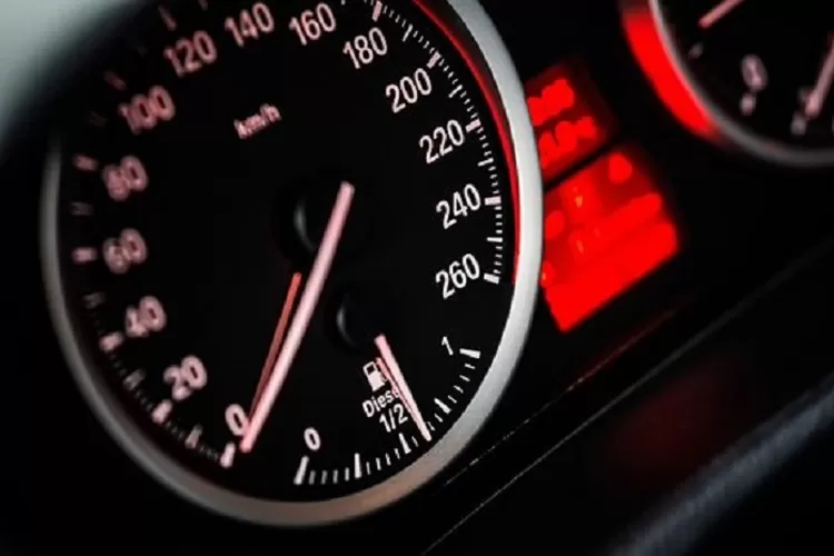 Pemilik Kendaraan Wajib Tahu! Ini arti Huruf E pada speedometer (Arek Socha - Pixabay )
