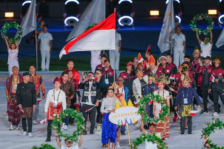 Herman Deru Bangga Ketua Kontingen Indonesia Promosikan Baju Adat Sumsel Di Defile Opening